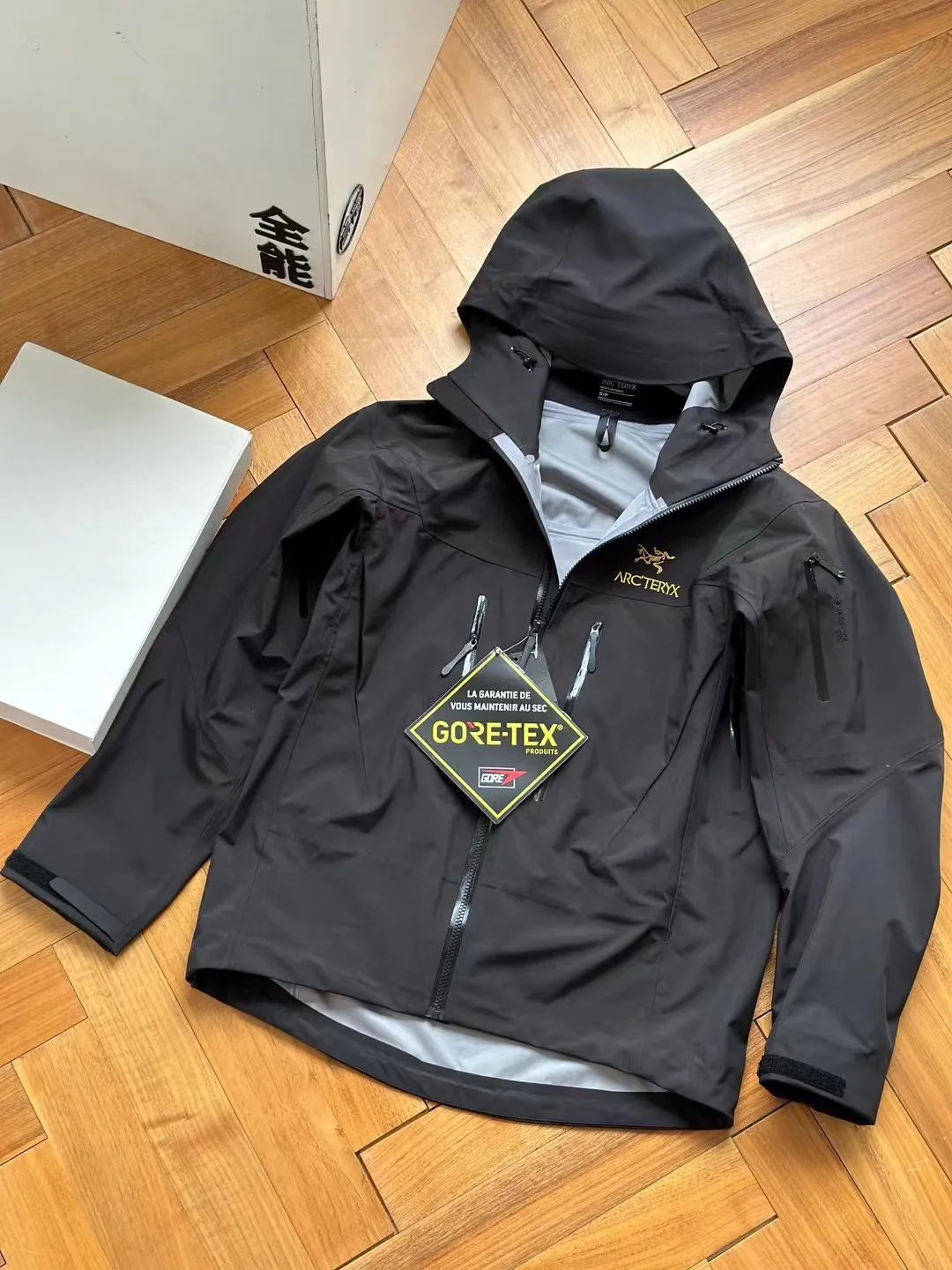 ALPHA sv ｜ ， 。 ， ， ， 。 alpha sv ， ， ， ， 。 6 ，gtx ， ， 。 sv Series～ ， 。 ARC'TERYX Alpha SV/VR 24k GTX ️ ， ，Quality ， ， ， ， ！ ， Versatile ， 3D ，Tri-Durance ， NM 00d-X 3LGORE-TEX Pro ISO 90(ISO 4) Breathable ， Breathable， 。 ，Water Tight RS 。Alpha SV ， Storm Hood ， ， 。 ，VISLON ， Velcro ， Zip-in， Classic ， ， Aplha Series ， ， ！ Color： Gold Size：S M L XL XXL XXXL（ Size） Size 175 120 s S ： 116 66 64 51 M ： 120 67 66 52 L： 124 68 68 53 XL： 128 69 70 54 XXL： 132 70 72 55 3XL： 136 71 73 56